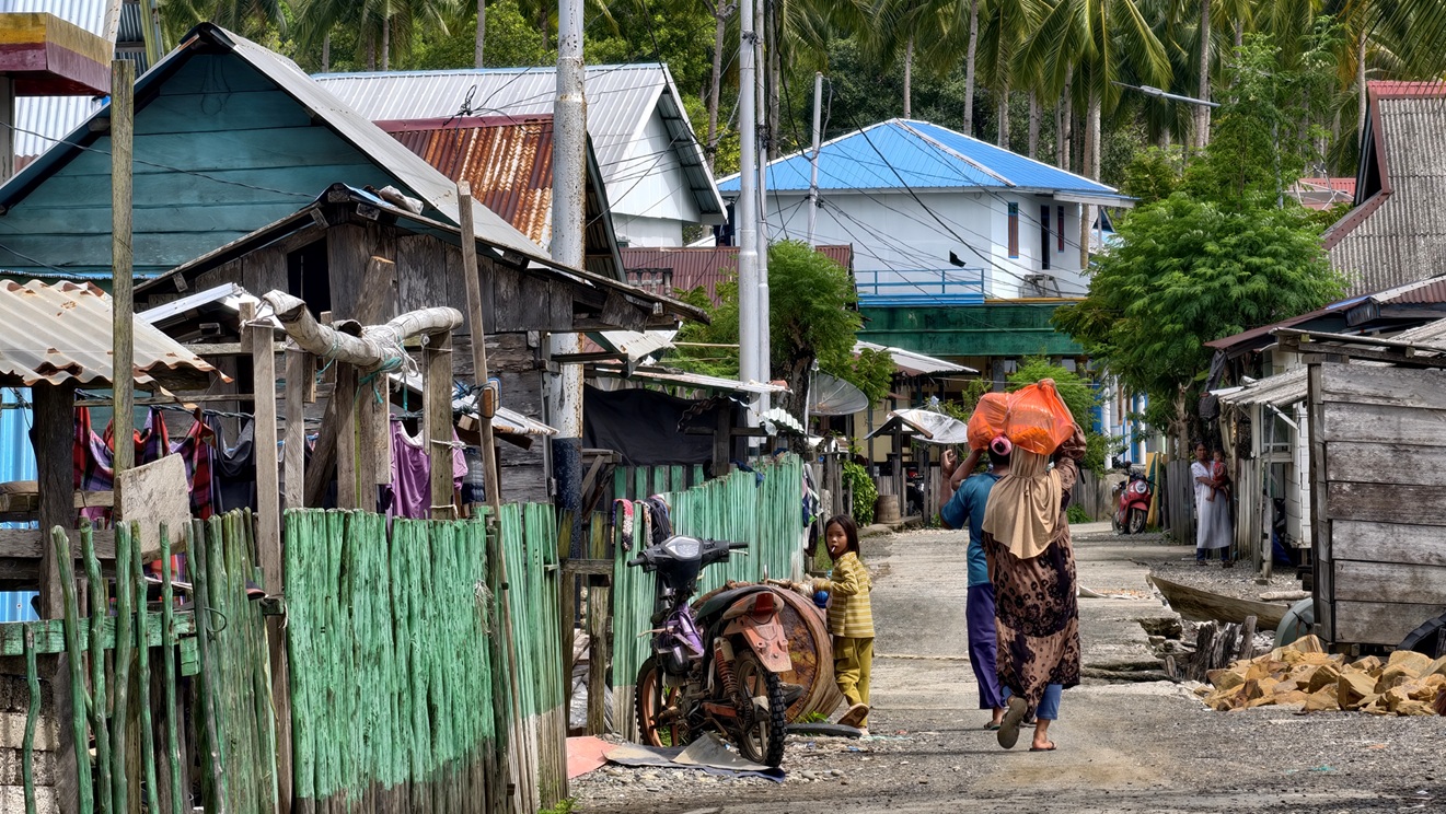 Harita Nickel Gelar Bazar Sembako Murah di Soligi, Hasil Penjualan Jadi Modal Usaha Warga