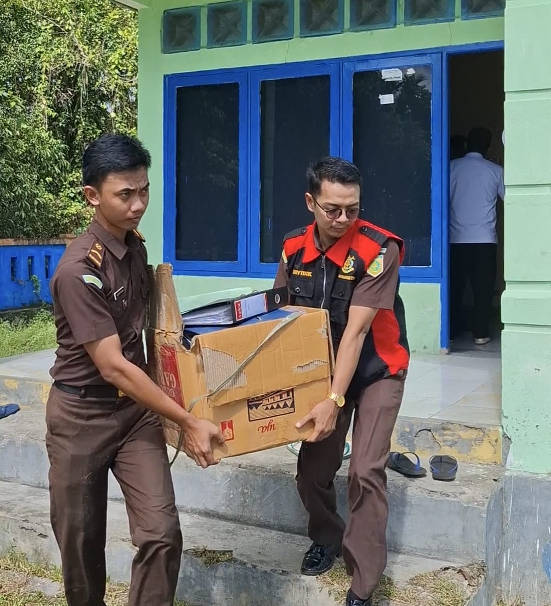 Ada Dugaan Korupsi, Kejari Haltim Gledah Kantor Camat Kota Maba
