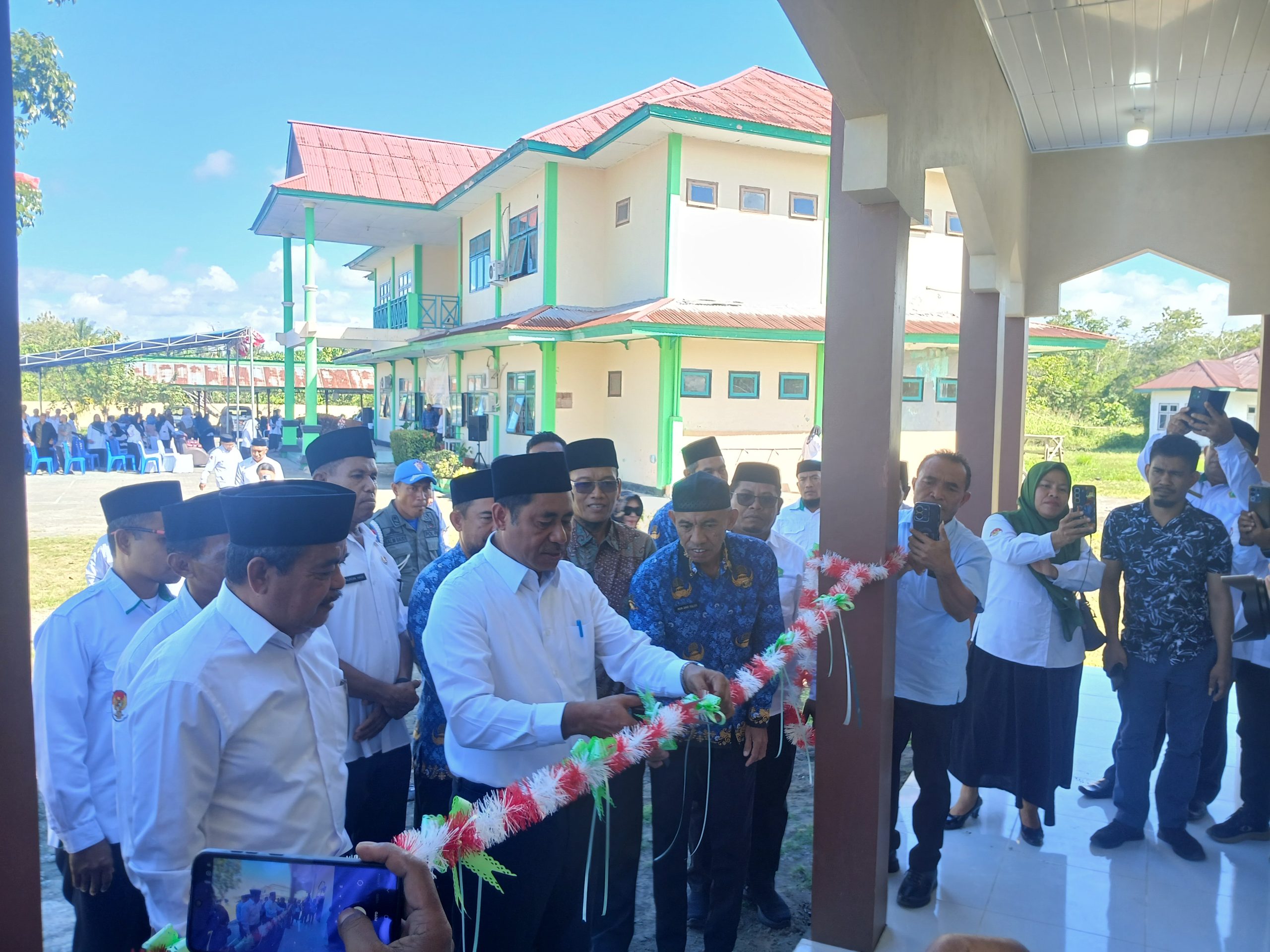 Bupati Ubaid Resmikan Pembagunan Mushollah Al-Idris Kemenag Haltim