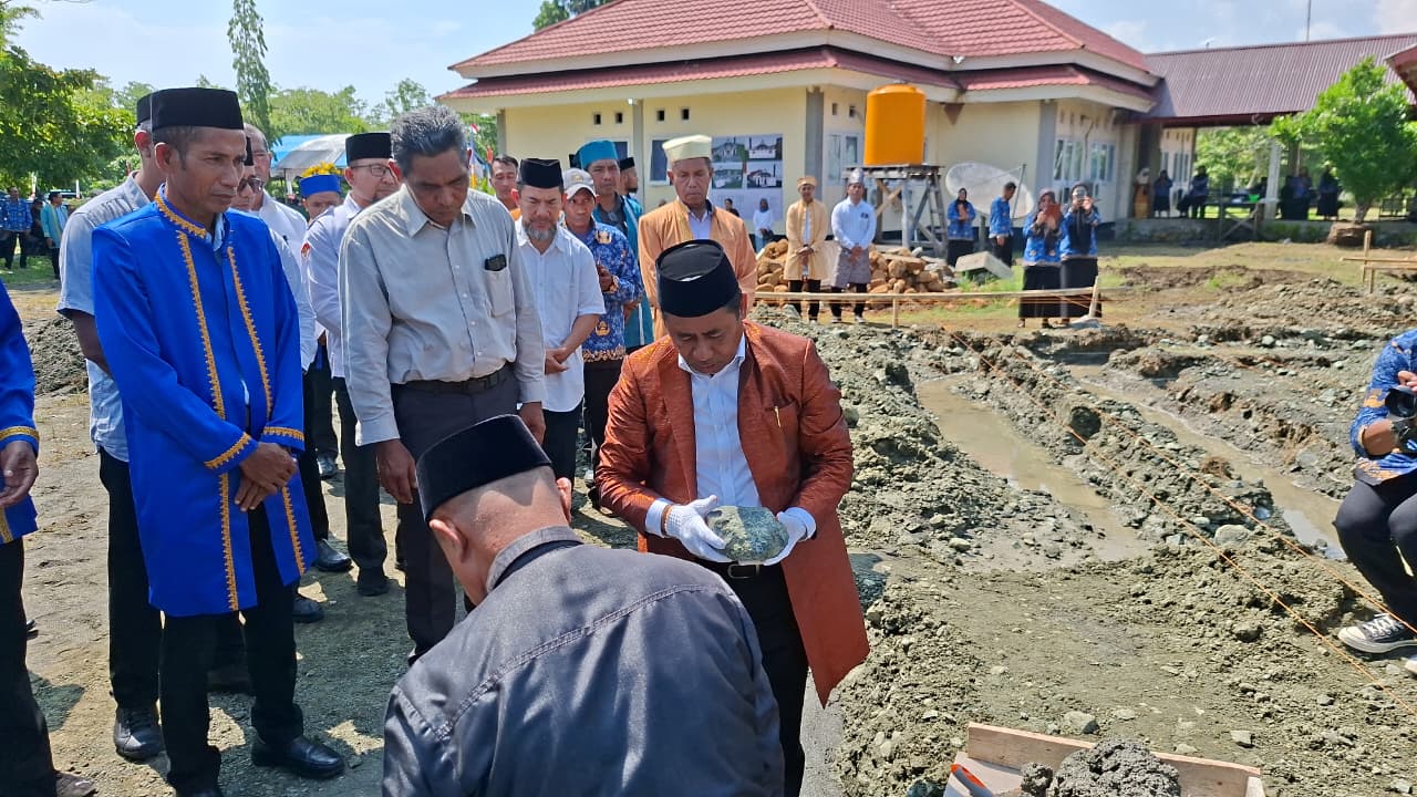 Bupati Haltim Ubaid Yakub Letakan Batu Pertama Mushola Al-Jami dan Bantuan 100 Sak Semen