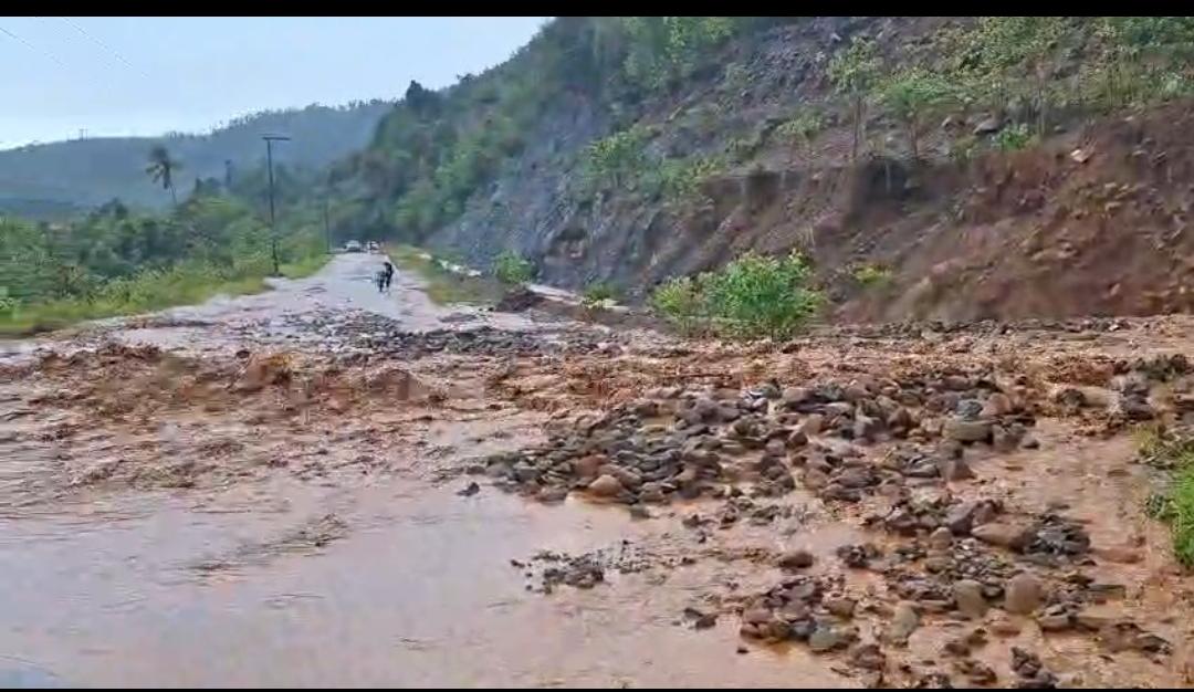 PT Alngit Raya Di Duga Lalai, Banjir Lumpur Tutup Jalan Lintas Maba- Buli