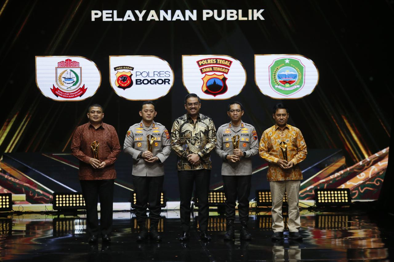 Bupati Ubaid Terima Pimpinan Daerah Award Kategori Pelayanan Publik